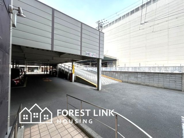 敷地内立体駐車場になっています。