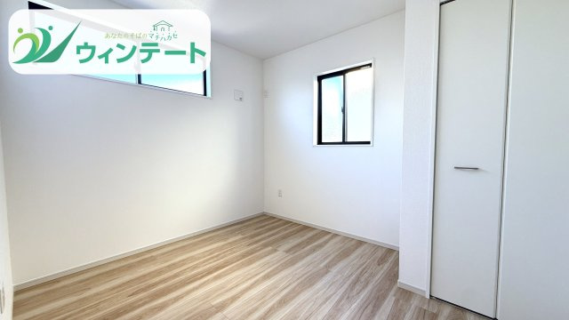 未就学のお子様の成長に合わせて使える広々洋室。落ち着いた空間で集中力が高まるかも！