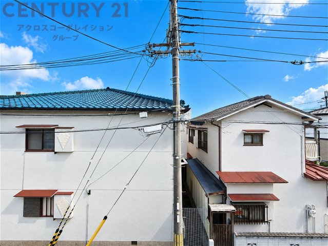 陽当たりと開放感を感じる住環境。落ち着いた住宅街に位置し、穏やかな暮らしが叶います。周辺環境とあわせて、ぜひ一度現地で住み心地をご確認ください。