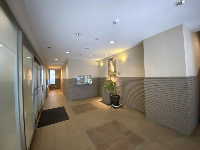 安心のオートロックシステムを完備したエントランス前です。不審者の侵入を防ぎ、住まう方の安全とプライバシーをしっかり守るため、女性やお子様も安心・快適に生活していただけます。
