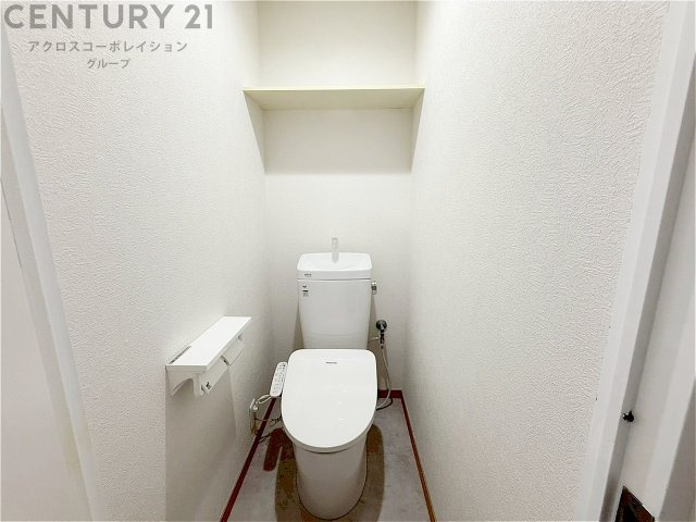 温水洗浄便座付トイレは温水洗浄機能により、暖かい水でおしりを洗浄することができ、冷たい水を使う従来の便座に比べ、温水洗浄機能で暖かいトイレを提供し、快適な使用を可能にします。　