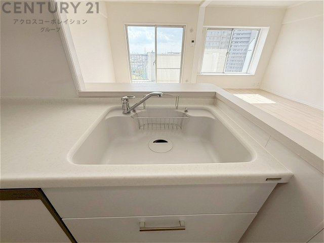 大きなシンクでお鍋などの大きな調理器具を洗う際にも便利です。　
