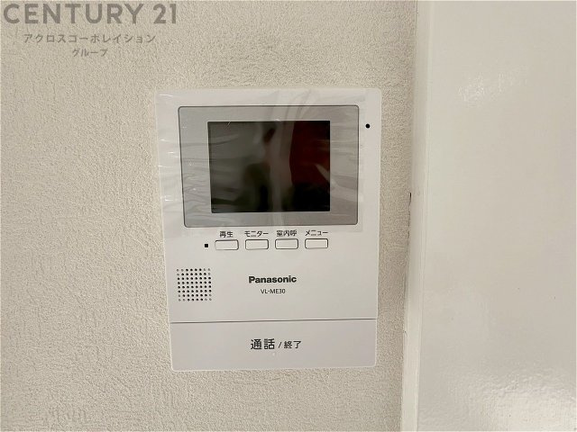 訪問者が来たときにテレビ画面で確認できるため、安心してドアを開けられます。録画機能があるものもあり、留守中に来訪者を記録しておくことができます。利便性が高く、セキュリティ面でも安心です。　
