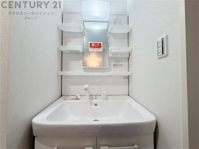 化粧品や洗顔料、歯ブラシなどの必需品をまとめて置ける収納スペースがあり、使用するたびに取り出す手間が省けます。また、水回りのため、濡れても大丈夫な素材が使用されており、お手入れが簡単です。