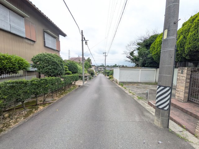 北側から南側を見た前面道路の様子。交通量も少ないので駐車もしやすいですよ。