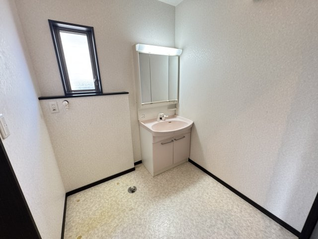 三面鏡の洗面化粧台です！脱衣所も広く忙しい朝に便利です♪