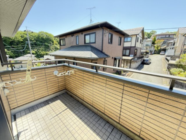 2階バルコニーからは周辺の街並みや自然を望むことができ、開放感ある景色が広がります。陽当たりも良く、風通しの良さを感じられる環境です。洗濯物も気持ちよく干せる明るいスペースとなっています。