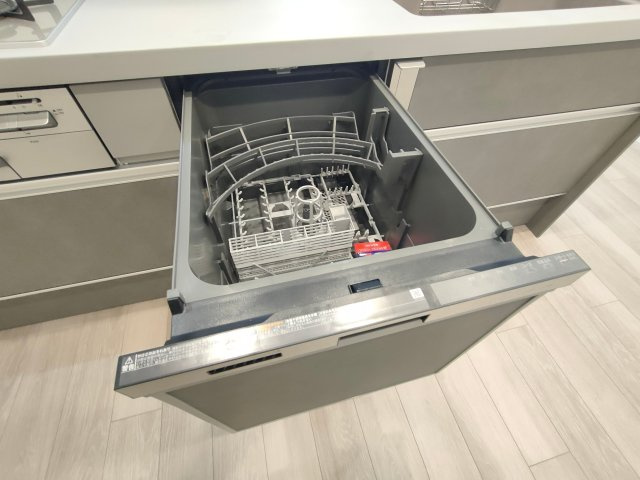 【食洗機】　食洗機が備わっているので、忙しい日の食後の片付けの手間を大きく軽減できます。
