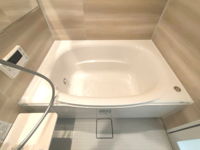 【浴室】　明るい色調でまとめられており、清潔感を保ちやすい浴室に仕上がっています。