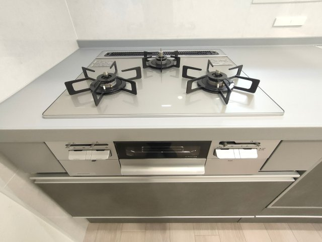 【3口コンロ】　3口コンロなので、複数の料理を同時に調理でき、忙しい日の食事作りに便利です。