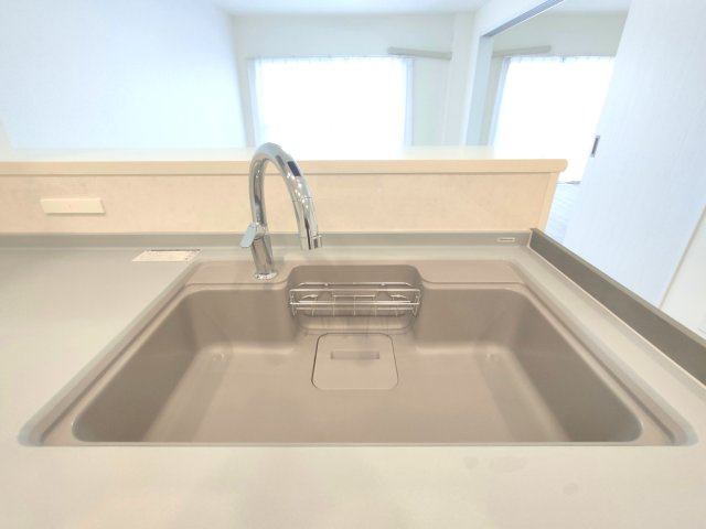 【シンク】　お洒落なグースネック水栓。食器洗いもはかどる広々としたシンクです。