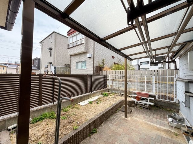 心地よい風が通り抜ける、広々とした屋外スペース。屋根付きのため日差しや雨を遮りやすく、毎日の家事を快適にサポートしてくれます。
