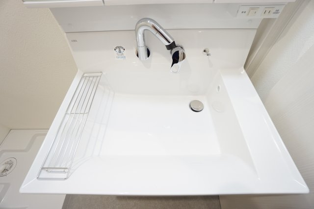 ◆洗面化粧台◆　シャワーホース付き水栓でお掃除も楽にできます。　水栓のレバーは、お湯とお水の切り替えで「カチッ」と音が鳴ることで、無駄に給湯器（お湯）が作動しない、節電効果があります。