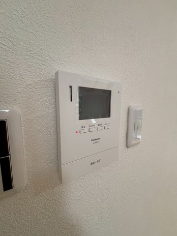 ◆カメラモニター付きインターホン◆　モニター付きのインターホンを採用しています。　声だけではなく、映像も映ることで安心してお客様を迎えられます。