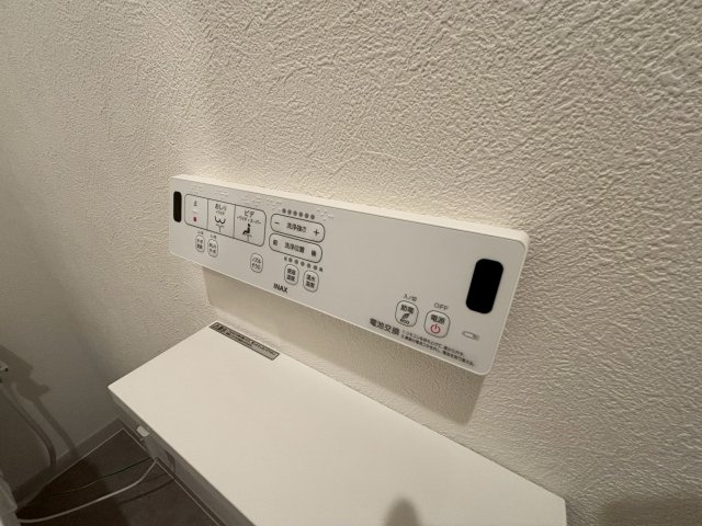 ◆温水洗浄トイレ◆　壁リモコンタイプの為、便器のお掃除が簡単に出来る、見た目もスッキリすると　非常に満足度の高い商材です。