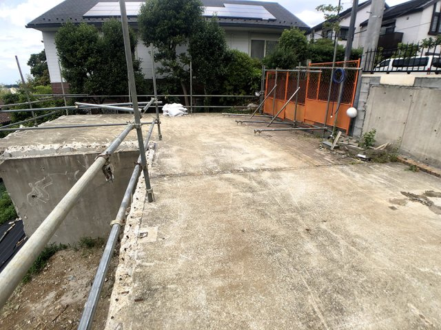 道路側に面した土地は一部鉄筋コンクリートで舗装されています