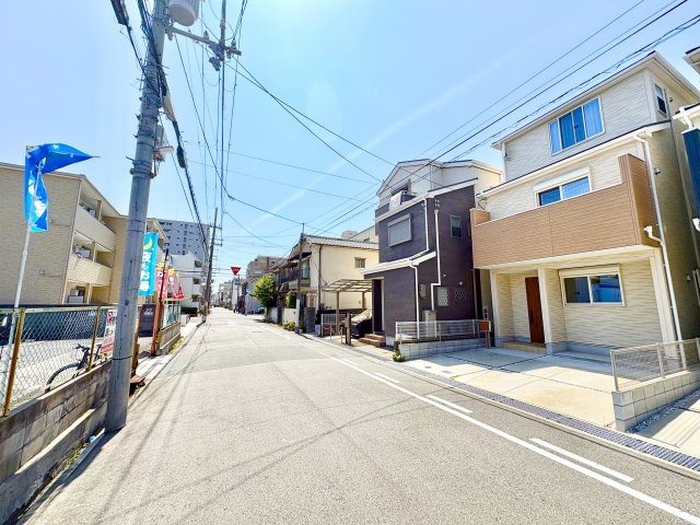 前面道路は7ｍの一方通行で、お子様も注意しやすく、車も2台並列で駐車できる停めやすい駐車場です