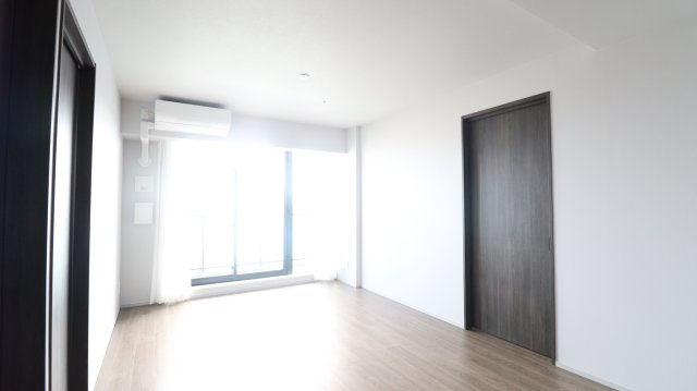 【リビングダイニング】たくさんの陽が差し込み、お部屋全体がとても明るく、暖かみある空間です！
