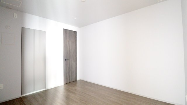 【洋室】約6帖の洋室です◎WICがあるのでお部屋のレイアウトなど楽しんで頂けます☆