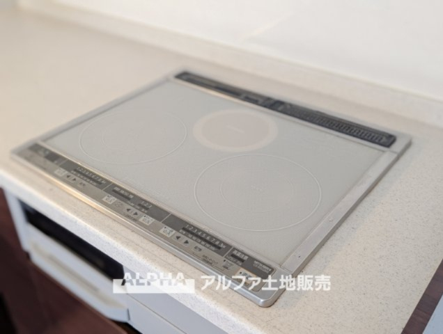 【IH　cooking　heater】　◆IHクッキングヒーター◆火を使わず調理できる為、小さなお子様が居ても安心のアイテム。お掃除もサッとひと拭きで綺麗になるので楽チンですね。