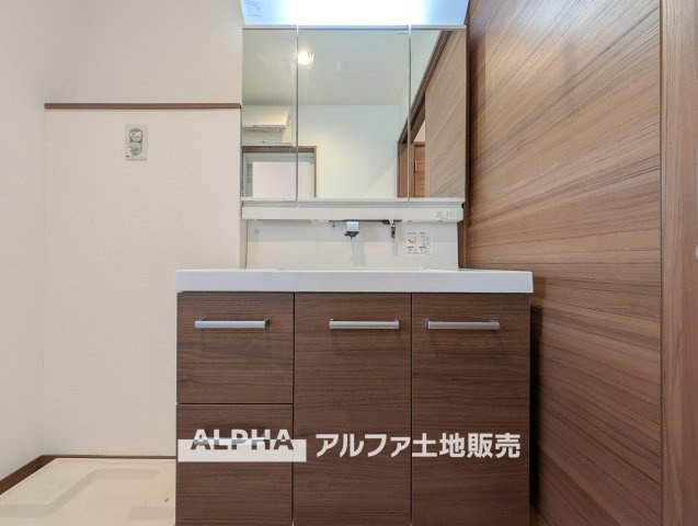 【Wash　basin】　◆洗面台◆人工大理石TOPの洗面ボウルサイドはゆったりとしたスペースが設けられ、フレグランスなどを置いたりするのに便利なパ洗面化粧台。