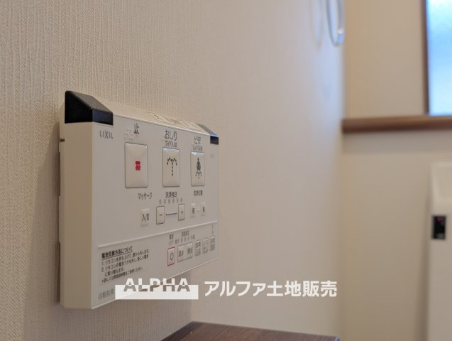 【Warm　water　flush　toilet】　◆温水洗浄便座付きトイレ◆お掃除も楽々。快適に過ごすためには今や欠かせない設備の一つです。壁掛けリモコンで使いやすくいつでも清潔に保てます。