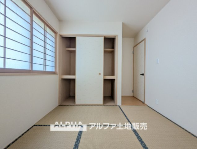 【Japanese-room】　◆和室◆畳の上で和む生活。お茶とお菓子。こたつとみかん。どれをとってもしっくりときますね。フローリングには無い、井草の香りに包まれながらゆったりとした一時を。