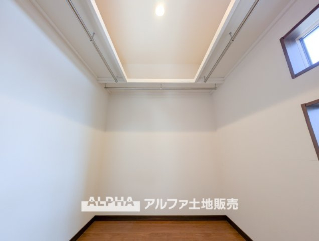 【walk　in　closet】　◆ウォークイン・クローゼット◆大好きな服、大事なバッグやアクセサリー、そして大切な思い出の品々。そんなものを傍らにそっと置いておきたい。そんな時に重宝しますね。