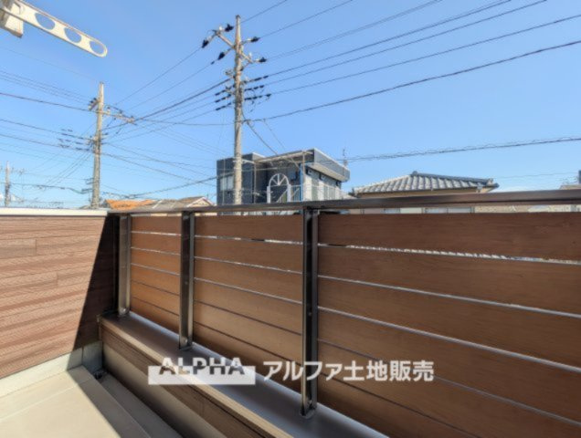 【outward　appearance】　◆バルコニー◆家から望む空はブルースカイ。隔てるものは何もなく、そこにあるのは青い空と白い雲の景色がこの街の彩りを演出している。