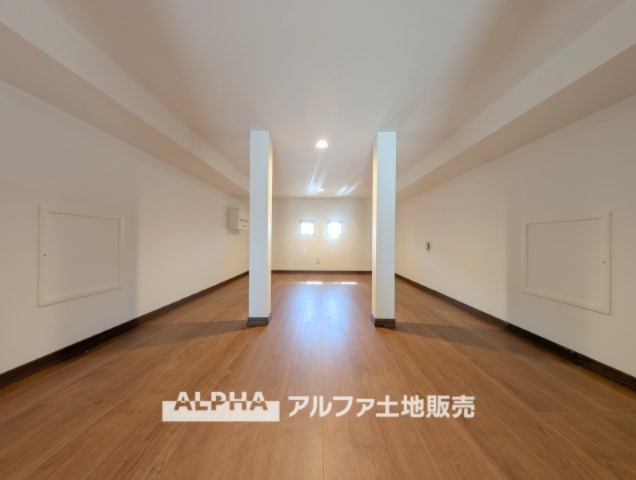 【A　hideout　place】　◆秘密基地◆子ども達の足音・笑顔・笑い声が屋根裏から聞こえてきます。。ご主人様の趣味の部屋として落ち着く空間がそこにあります。