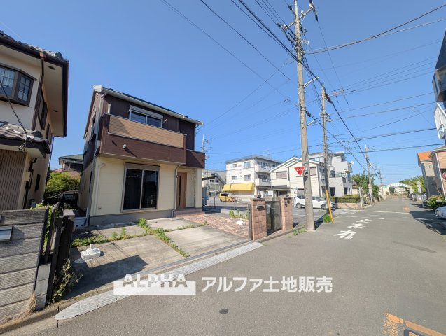 【House　of　the　Sun】　◆明るい家◆太陽の温かな光がお家全体を照らす。そこには目を輝かせ笑顔で見つめてくれる君がいて、「ただいま」の言葉がこだまする。そんな君の瞳に恋している。