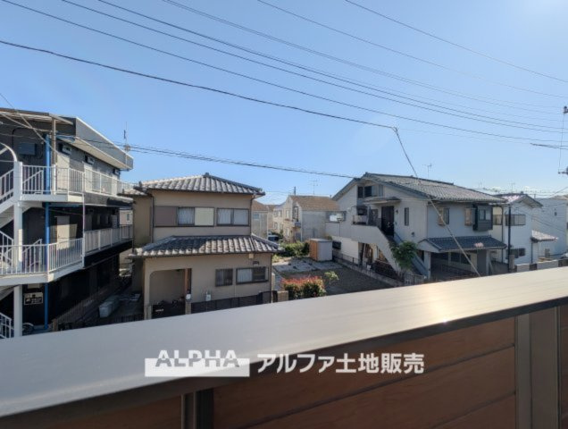 【Balcony】　◆暮れなずむ空◆そっとルーフバルコニーから望むスクリーンは、夕映えに浮かぶ雲とオレンジ色に染まる街。どことなく切ないけれど僕達を優しく照らし家族を見守っていてくれている。