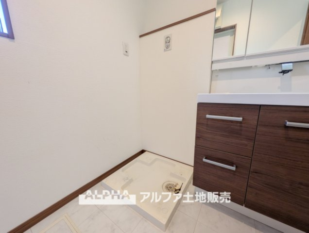 【Laundry　space】　◆ランドリースペース◆広々した空間で雨の日でも十分に洗濯物を乾かすことが出来ます。バスルームには浴室換気乾燥機も付いているので重宝しますね。
