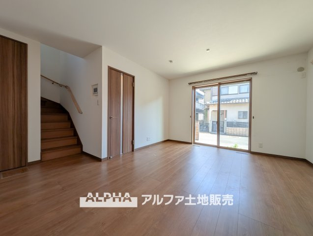 【Cool　wind】　◆窓を開けると◆大きな窓から降り注ぐ眩いくらいの日差し。暗い部分が一つもないことがコンセプトとなっており、家の中が全て明るいことがポイント。気持ちが高揚するお住いです。