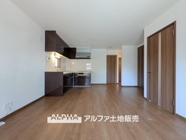 【The　situation】　◆シチュエーション◆リビングルームのドアを開くと、窓から飛び込むのは緑と光の風光明媚な景色。僕の目に映るは、ここで家族と会話をワイワイガヤガヤ楽しんでいる様子。