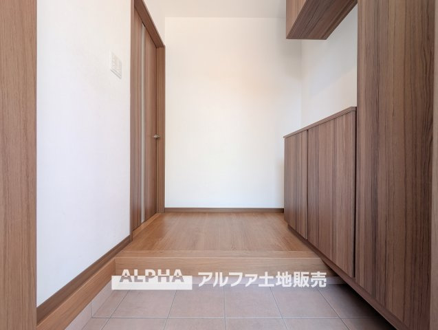 【Entrance】　◆玄関◆大きな姿見は「行ってきます」の気を引き締め、大きなシューズクロークはお気に入りの1足をしまう大切な場所。ダウンライトにまばゆく照らされた大きく開放的なエントランス。