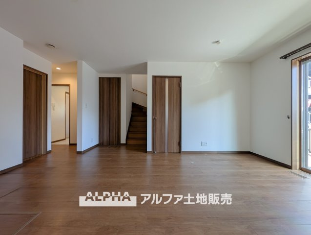 【Livingroom】　◆爽やかな空間◆窓をあけるとリビングに通り抜ける清々しく心地よい冷涼なそよ風がこの空間を涼しくしてくれる。風通しの良さは人にとっても家にとっても健康的で気持ちいいものです。