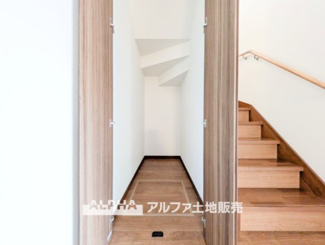 【Stairs】　◆階段下の収納◆はちょっとしたスペースも無駄にしない為の有効利用。掃除機や日用常備品、普段は使わない工具や高圧洗浄機などを置くにはベストなスペースです。