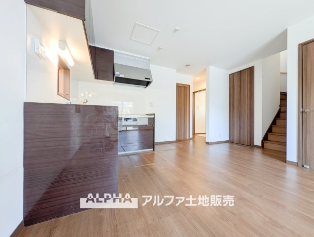 【Comfortable　living】　◆居心地のいい暮らし◆には欠かせない眩い採光。ゆったりとした幅の窓からこの空間に降り注ぐ採光が絶えない。明るいリビングこそ居心地のいい暮らしが待っていると思う