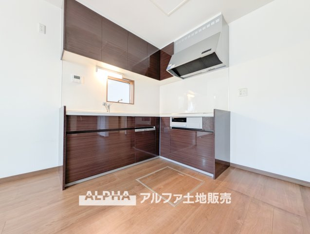 【Kitchen】　◆キッチン◆美しく使いやすいキッチンは油汚れが簡単に拭き取れる素材で加工されており、浄水器シャワーから流す水の音を軽減する静かなシンクを採用。見えないところにさり気ない配慮が嬉しい