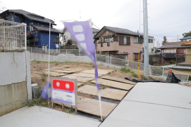 土地を買う際、住む地域の自治体や福祉の補助制度にも注目してみましょう。子供や老人の医療補助やゴミ出しのルールなど、自治体によってルールに大きな違いがあるため、暮らしやすい土地で判断するとよいでしょう。
