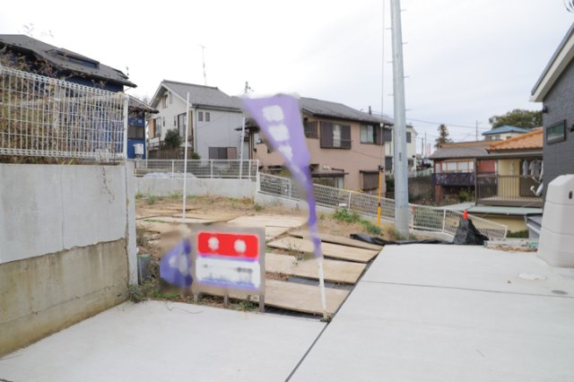 土地の前の道路に消火栓が設置されていることがあります。この場合、道路交通法第45条第1項により、駐車禁止の場所が指定されています。そのため、車庫などの駐車スペースをつくることができない場合があります。