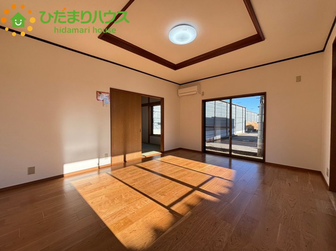 木の温もりを感じる天井デザインがお洒落な、広々とした洋室空間です！大きな窓から心地よい光がしっかりと差し込み、お好みのソファやテーブルを配置して、家族団らんできるリビングとして快適に活用できます♪