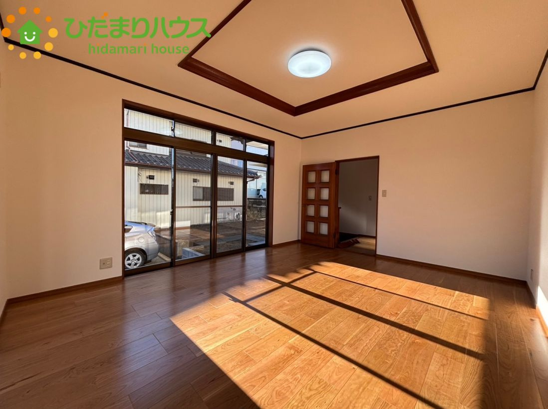玄関ホールや和室へとスムーズに繋がる、回遊性の高い明るい洋室です！四角く綺麗な間取りで家具の配置がしやすく、ライフスタイルに合わせて自由に使うことができる贅沢な空間です♪