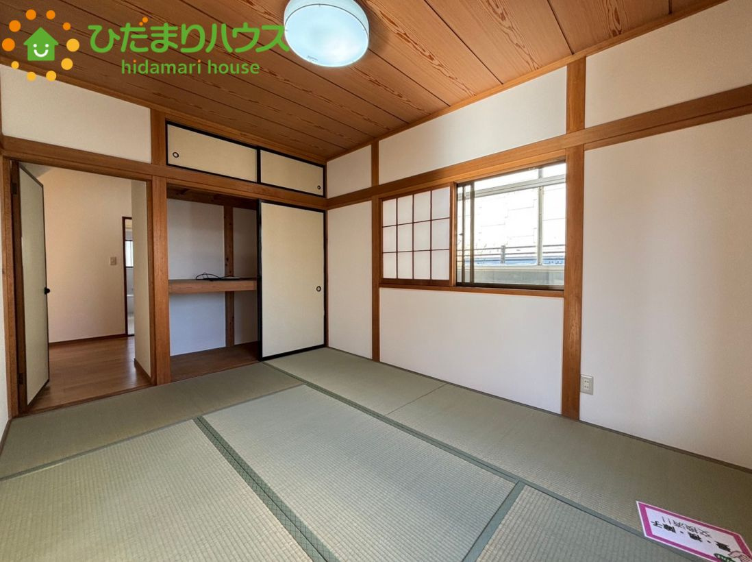 美しい畳の香りに包まれて、ホッと一息つける落ち着いた和室です！障子から柔らかな光が差し込み居心地が良く、ゴロゴロと寝転がってくつろげる、日本の伝統的な美しさを大切にした上質な空間に仕上がっています♪