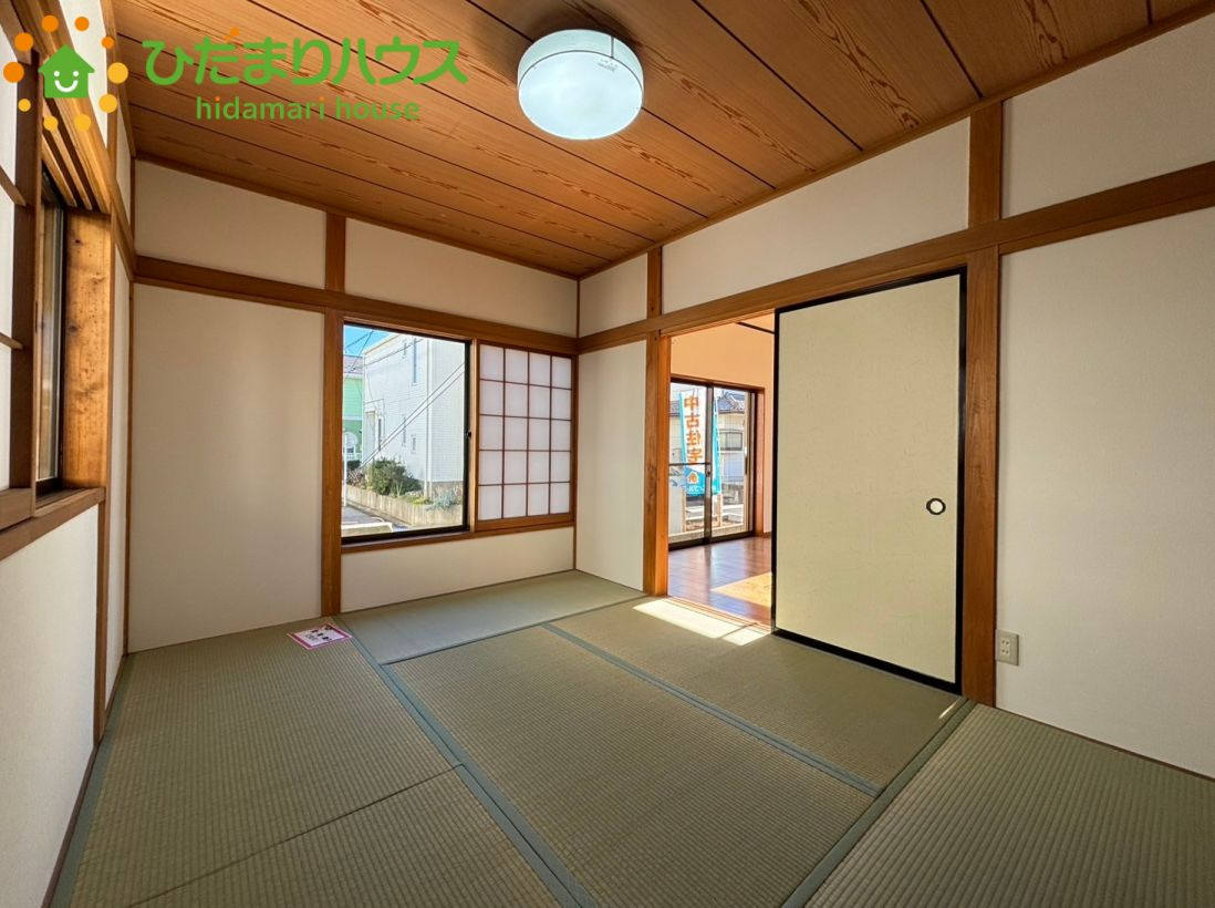 2方向の窓から自然光が入り込む、明るい続き間の和室です！襖を開け放つことでさらに開放的な大空間になり、親戚が集まる行事や、お子様の節句のお祝いなども全員でゆったりと行うことができる仕様です♪