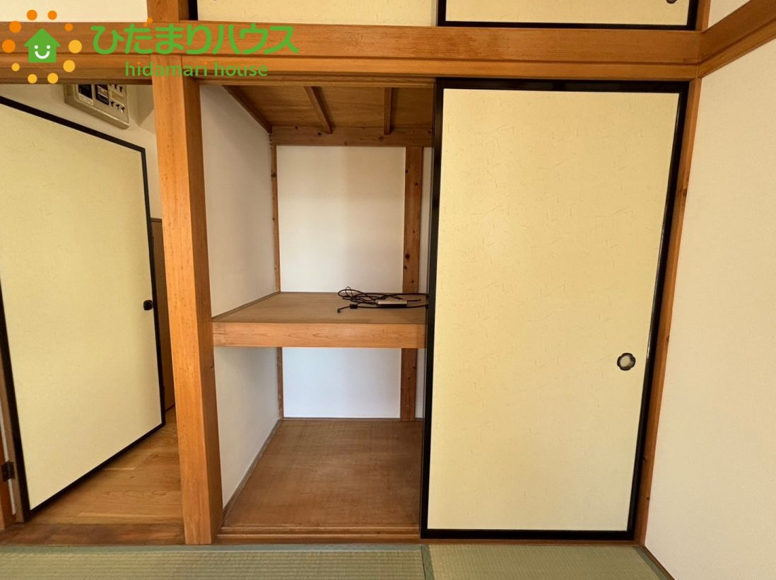 和室に造り付けられた、上下2段に分かれた使い勝手の良い押入れ収納です！天袋付きで、かさばるお布団や季節ものの毛布、座布団などをまとめて保管できます♪室内に荷物を出さずにすむため広々使えます！