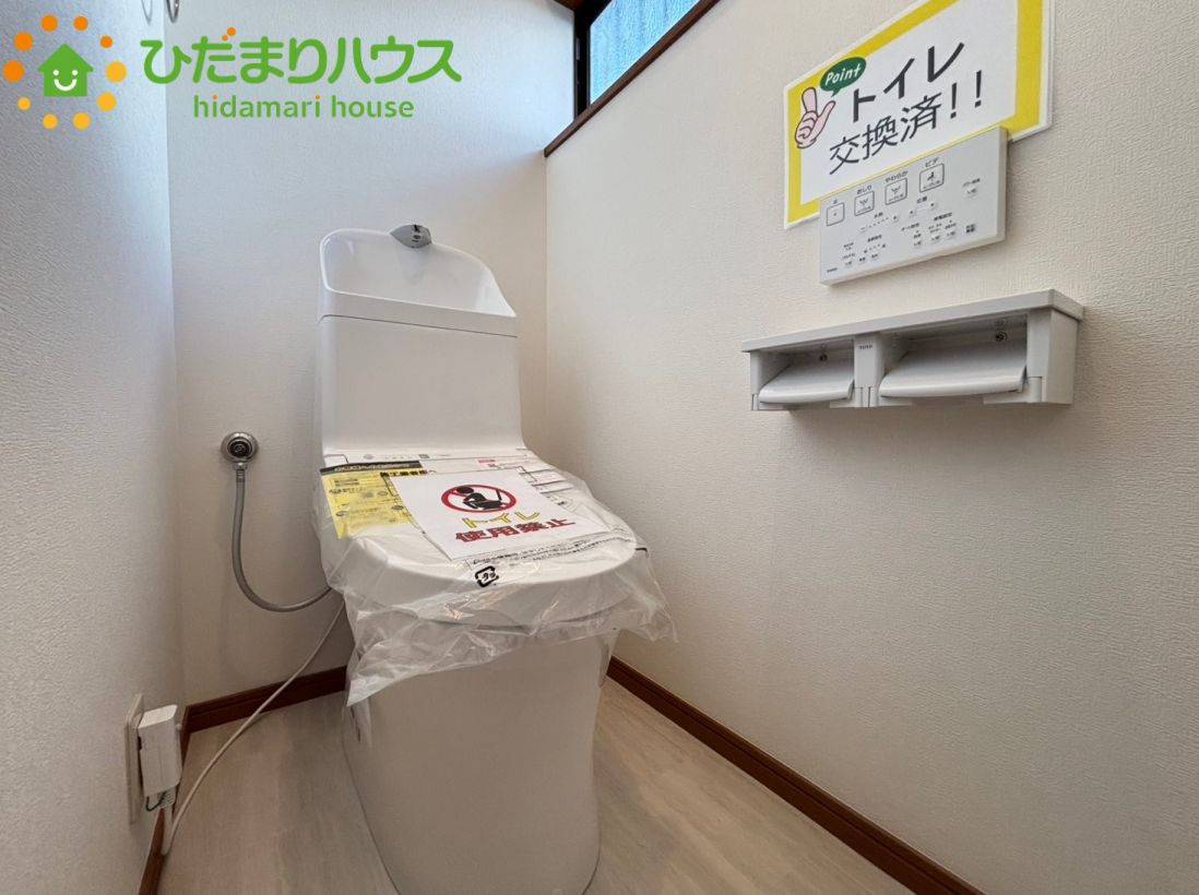 白を基調とした、明るく清潔感溢れる温水洗浄便座付きのトイレスペースです！窓から自然光が入り込むため日中は明るく、気になるニオイの換気もスムーズに行える、お掃除しやすいシンプルな設計がポイントです♪