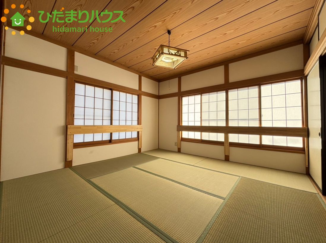 木のぬくもりを感じる天井と畳の組み合わせが心地よい、落ち着きのある和室です！大きな窓から優しい日差しが届くため居心地が良く、一日の疲れを癒してぐっすりと眠りにつく主寝室として最適なお部屋です♪