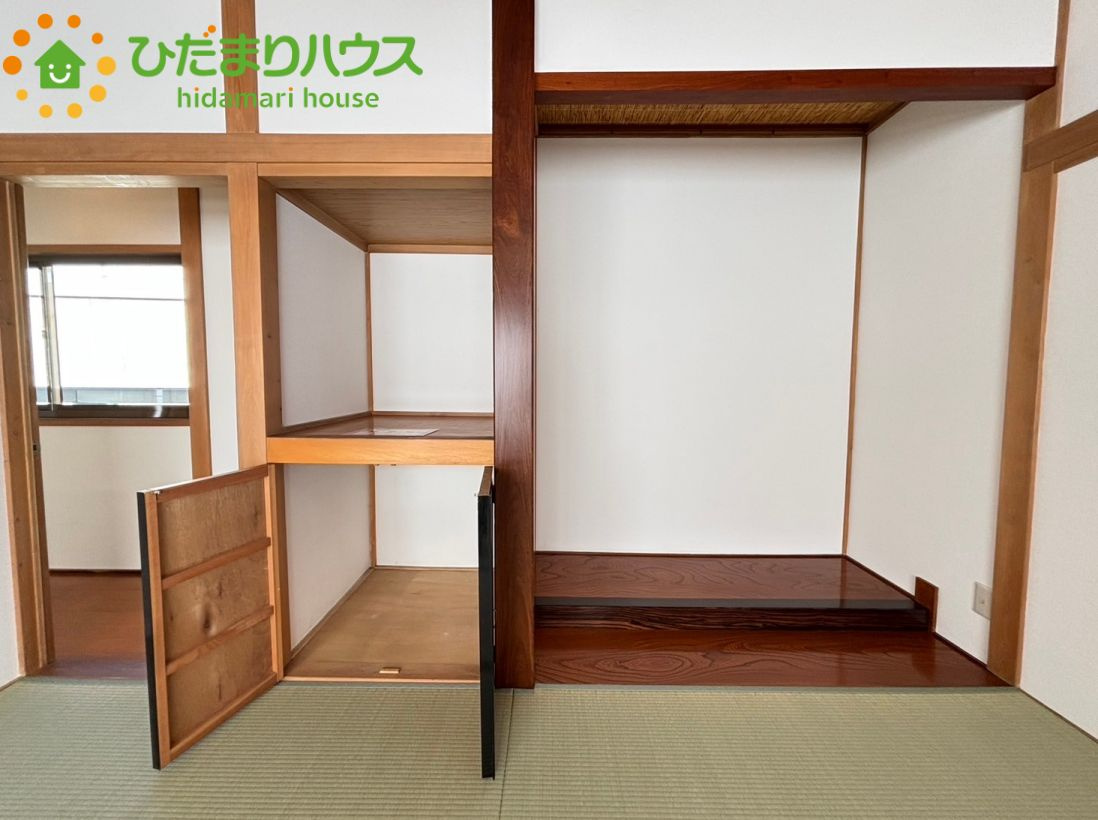 2階の和室に完備された、床の間の横の押入れ収納です！奥行きがしっかりと確保されているため、普段使わない季節ものの大きな荷物や、来客用の座布団などもまとめて綺麗に片付けておくことができる設計です♪